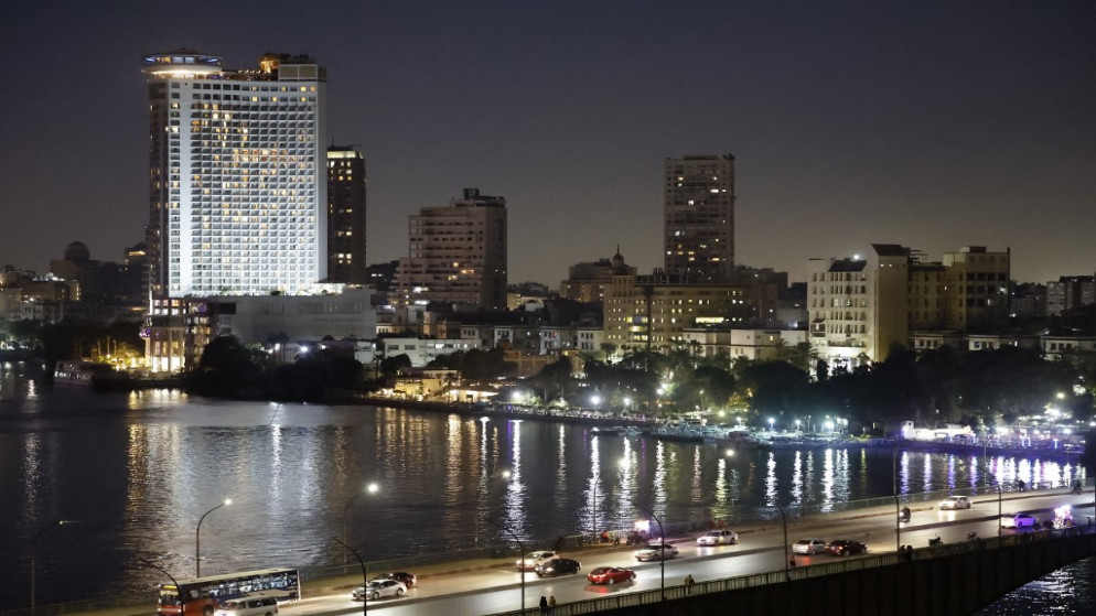 العاصمة المصرية القاهرة ، وتظهر ضفة نهر النيل في جزيرة منيل الروضة مع فندق شاهق (على اليسار). 25 كانون الثاني/يناير 2022 .(أ ف ب)