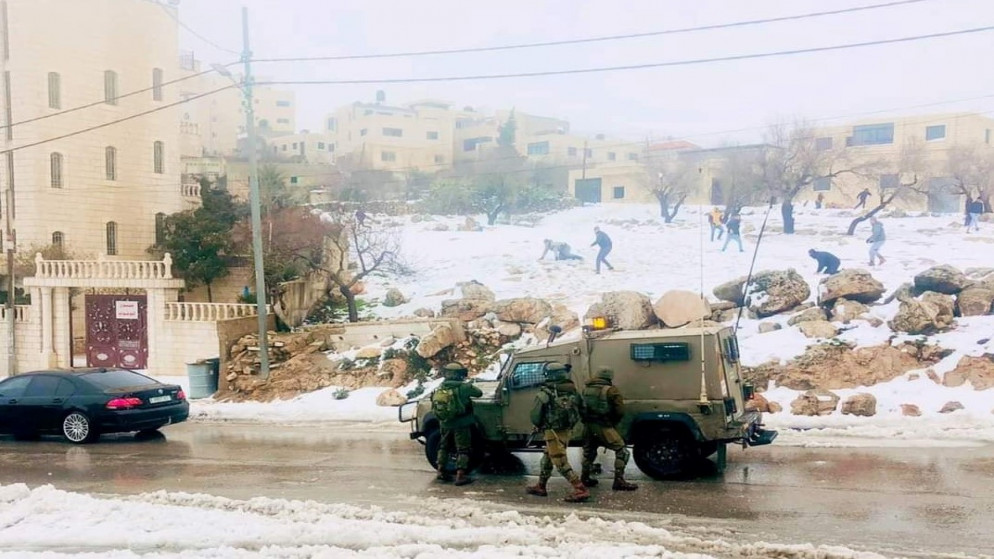 مواجهات مع قوات الاحتلال الإسرائيلي في قرية دير جرير شرق رام الله.(وفا)