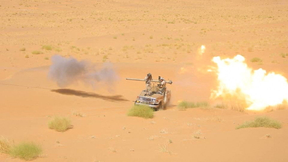 جنود من الجيش اليمني يطلقون مدفعا مثبتا على مركبة في خط المواجهة للقتال ضد الحوثيين في مأرب 14 كانون الثاني/ يناير 2022. (رويترز)