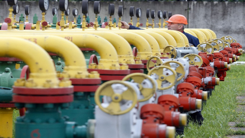 موظف يتفقد منشأة لتخزين الغاز في أوكرانيا. (أ ف ب)