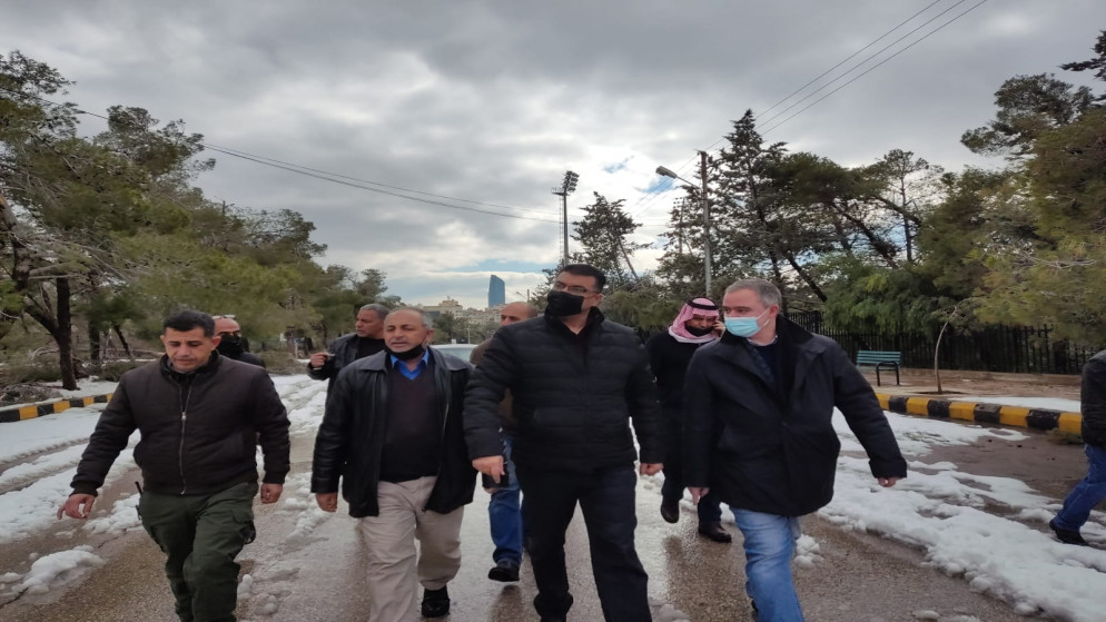 جولة تفقدية لوزيري الشباب والزراعة في مدينة الحسين للشباب. (بترا)