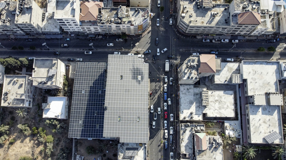 ألواح طاقة شمسية تزود مبنى ومحال تجارية بالطاقة الكهربائية في قطاع غزة. 7 أيلول/ سبتمبر 2022. (محمد عابد/ أ ف ب)