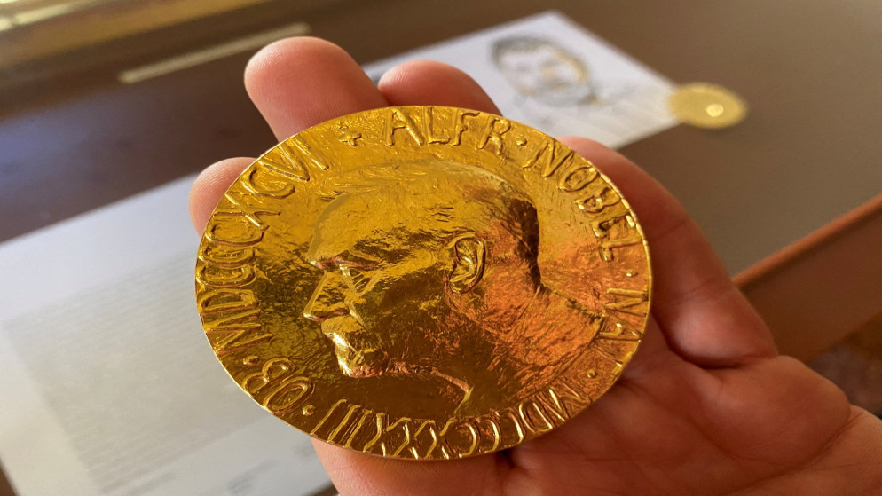 نسخة طبق الأصل من ميدالية جائزة نوبل معروضة داخل معهد نوبل النرويجي في أوسلو بالنرويج .19 سبتمبر / أيلول 2022. (رويترز)
