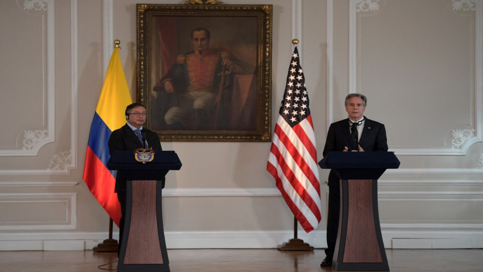 الرئيس الكولومبي غوستافو بيترو (يسار) يستمع لوزير الخارجية الأميركي أنتوني بلينكين، أثناء مؤتمر صحفي في بوغوتا، 3 تشرين الأول/ أكتوبر 2022. (أ ف ب)