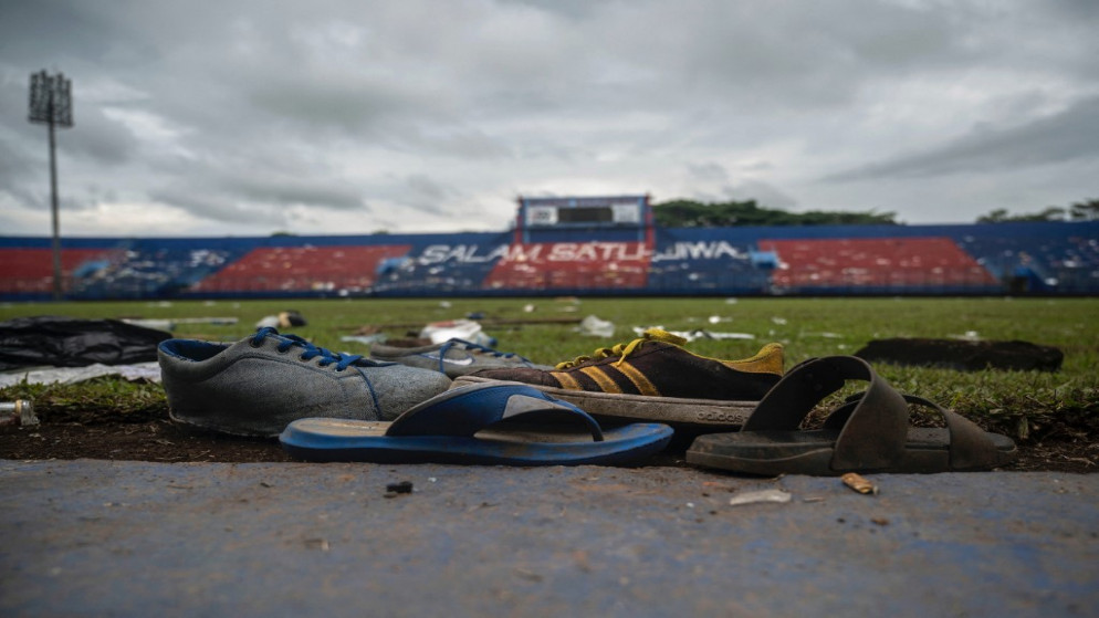 أحذية ملقاة على أرض الملعب في استاد كانجوروهان بعد أيام من تدافع مميت بعد مباراة كرة قدم في مالانج، جاوة الشرقية، 3 أكتوبر 2022. (أ ف ب)