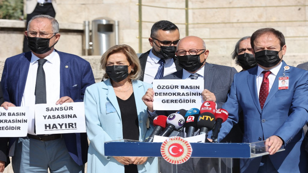 العديد من جمعيات ونقابات الصحفيين يرتدون أقنعة سوداء تغطي أنوفهم وأفواههم ضد مشروع قانون يعاقب على "التضليل الإعلامي" في أنقرة . 4 أكتوبر 2022.(أ ف ب)