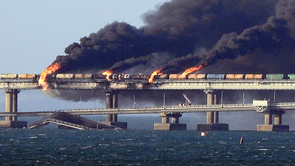 دخان أسود يتصاعد من حريق على جسر كيرتش الذي يربط شبه جزيرة القرم بروسيا بعد انفجار مركبة، 8 تشرين الأول/أكتوبر 2022. (أ ف ب)