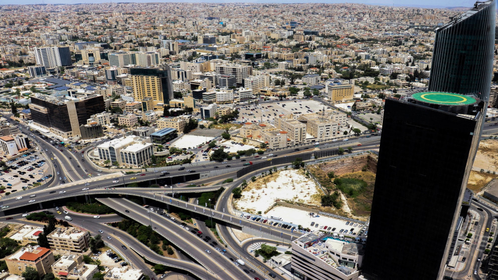 منظر عام  من الجو لمبان وشوارع رئيسية في العاصمة عمّان. (shutterstock)