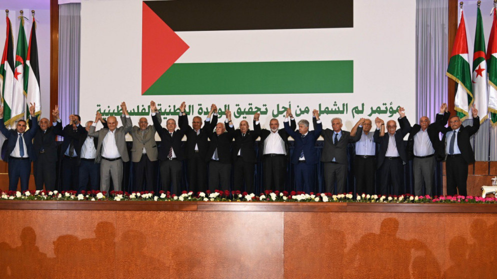 ممثلو الفصائل الفلسطينية بعد التوقيع على إعلان الجزائر المتعلق بالمصالحة الفلسطينية. (وفا)