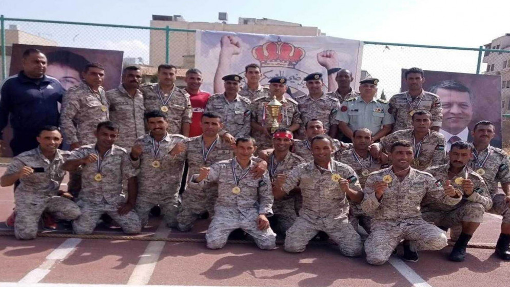 فريق سلاح المدفعية يظفر ببطولة شد الحبل. (بترا)