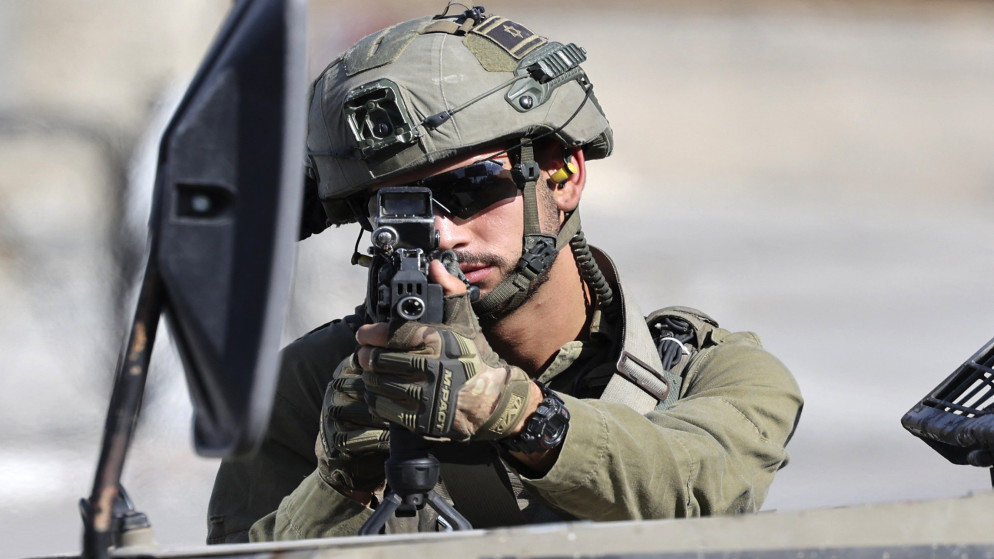 جندي إسرائيلي في منطقة دير شرف في الضفة الغربية المحتلة. (أ ف ب)