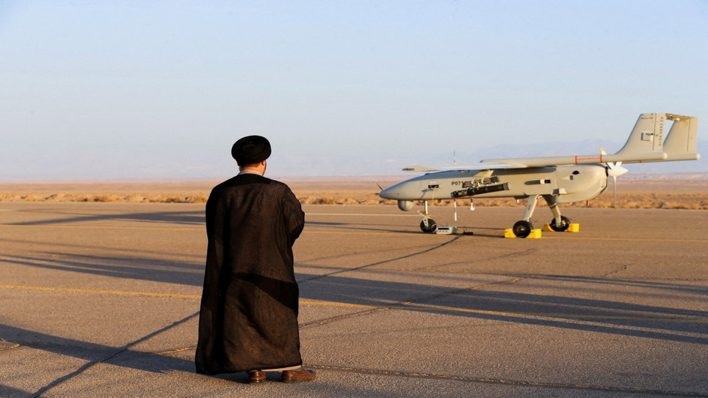 رجل إيراني يقف بالقرب من طائرة بدون طيار خلال مناورة عسكرية في مكان غير معلن في إيران، 24 آب/ أغسطس 2022. (رويترز)