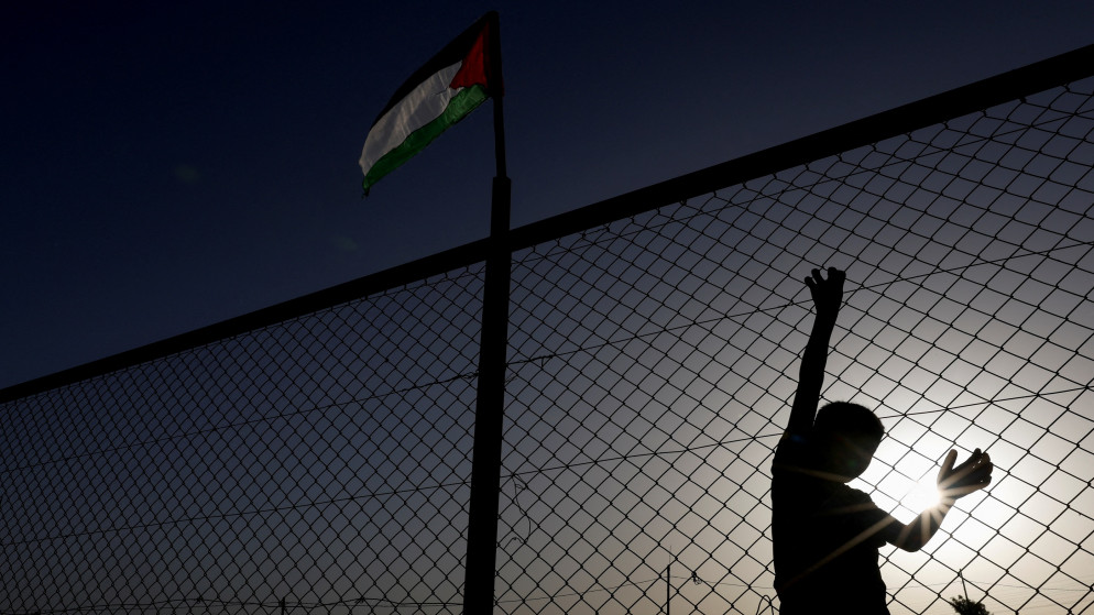 طفل فلسطيني بالقرب من السياج الحدودي مع قطاع غزة، 26 أيلول/سبتمبر 2022. (رويترز)