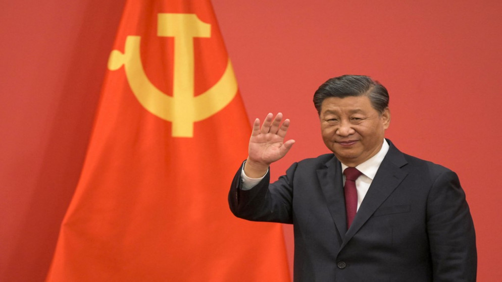 الرئيس الصيني شي جين بينغ يلوح بيده الذي فاز بولاية ثالثة تاريخية على رأس الحزب الشيوعي الصيني في بكين. 23/10/2022. (وانغ تشاو/ أ ف ب)