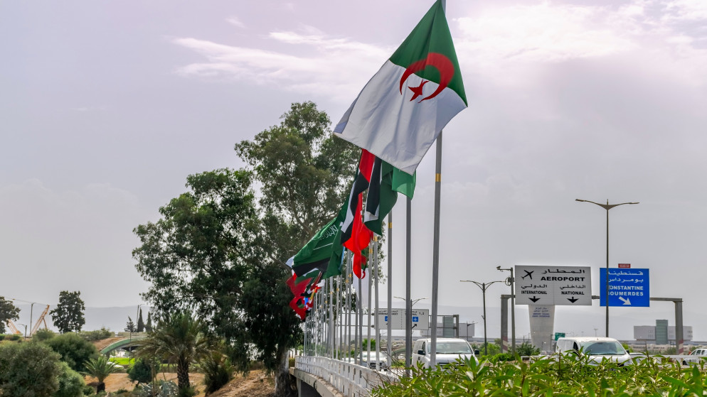 أعلام الدول العربية على أعمدة في الجزائر بالقرب من المطار. 8 أكتوبر 2022. (shutterstock)