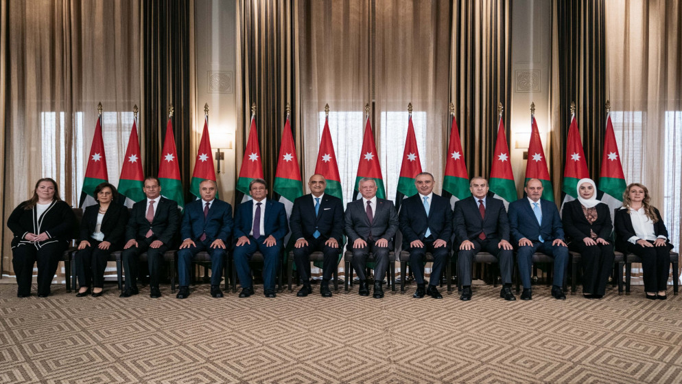 الوزراء الجدد يؤدون اليمين الدستورية أمام جلالة الملك عبدالله الثاني في قصر الحسينية. (الديوان الملكي الهاشمي)