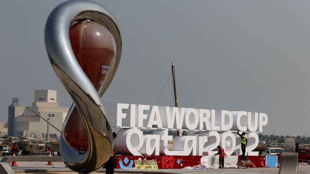 ساعة العد التنازلي لبطولة كأس العالم لكرة القدم قطر 2022 في الدوحة، 26 تشرين الأول/أكتوبر 2022. (رويترز)