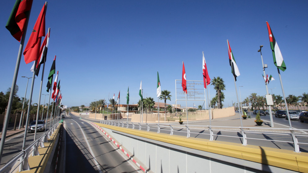 أعلام الدول المشاركة في القمة العربية على طول شارع قبل القمة في الجزائر العاصمة، الجزائر، 27 تشرين الأول/أكتوبر 2022. (رويترز)