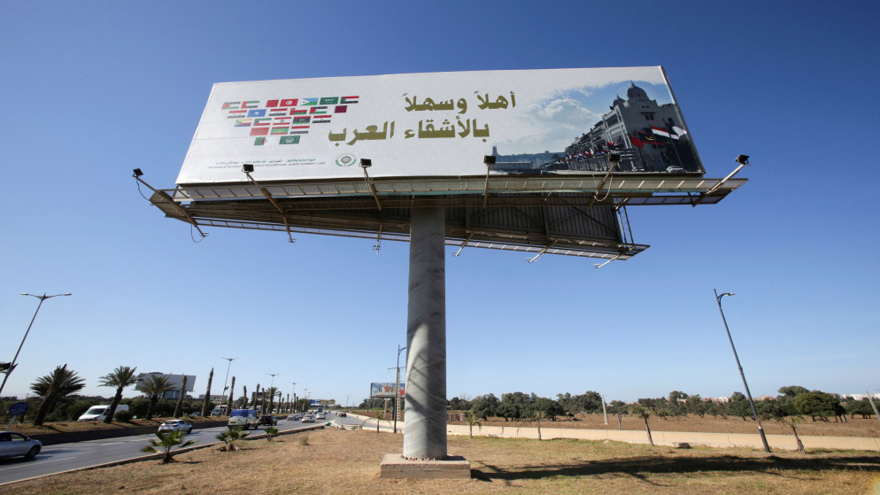 لافتة ترحيبية قبيل انعقاد القمة العربية في الجزائر. (أ ف ب)