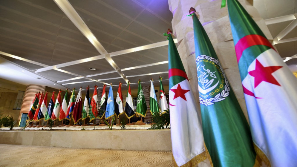 أعلام دول جامعة الدول العربية في مركز المؤتمرات المقرر أن يستضيف قمة رؤساء دول الجامعة في العاصمة الجزائرية. 30/10/2022. (فتحي بلعيد /أ ف ب)