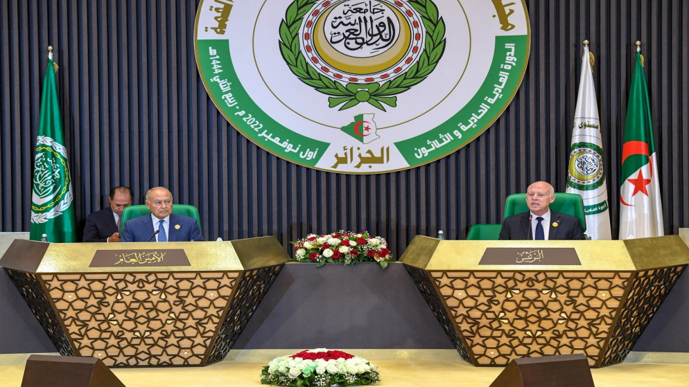 الرئيس التونسي قيس سعيد والأمين العام لجامعة الدول العربية أحمد أبو الغيط. (رويترز)