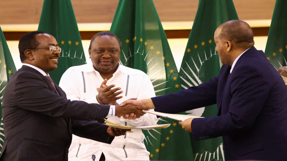 توقيع طرفي النزاع في إثيوبيا اتفاقية هدنة في جنوب إفريقيا. (رويترز)