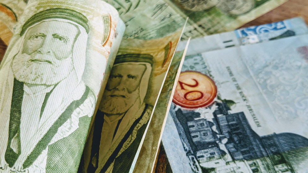 عملات أردنية نقدية ورقية من عدة فئات. (shutterstock)