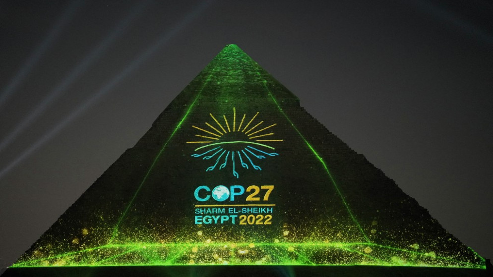 تظهر صورة نشرتها الرئاسة المصرية لمؤتمر الأمم المتحدة لتغير المناخ إضاءة هرم خفرع، أحد الأهرامات الثلاثة القديمة في الجيزة، 5 تشرين الثاني/نوفمبر 2022. (أ ف ب)