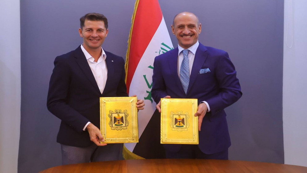 تقديم الإسباني خيسوس كاساس (يسار) كمدرب للمنتخب العراقي لكرة القدم. (الاتحاد العراقي لكرة القدم)
