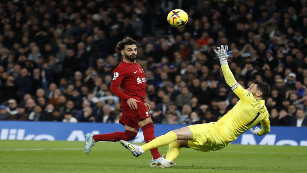 مهاجم ليفربول محمد صلاح يسجل هدفاً أمام توتنهام هوتسبير في الدوري الإنجليزي. (أ ف ب)