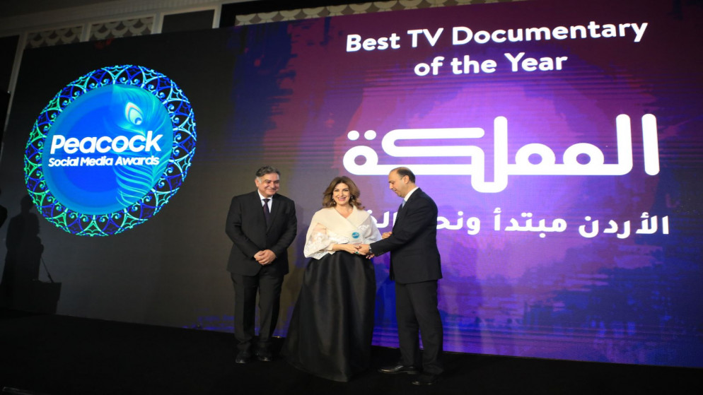 المديرة العامة لقناة المملكة دانة الصياغ تتسلم جائزة أفضل عمل وثائقي استقصائي. (المملكة)
