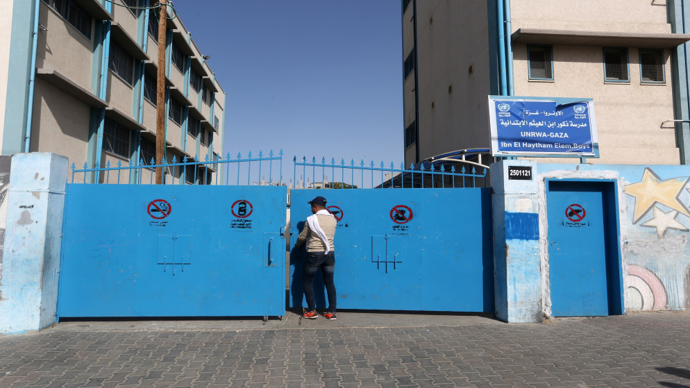 بوابة مدرسة تابعة لأونروا في رفح جنوب قطاع غزة، ويظهر على البوابة إشارات تمنع الدخول بالسلاح، 26 تشرين الثاني/ نوفمبر 2019. (أ ف ب)