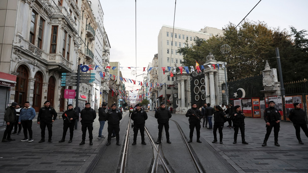 عناصر من قوات الأمن يقفون بالقرب من مكان الحادث بعد انفجار في شارع الاستقلال المزدحم في اسطنبول، تركيا، 13 تشرين الثاني/نوفمبر 2022. (رويترز / أوميت بكتاس)