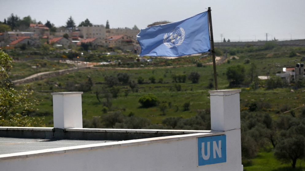 علم الأمم المتحدة فوق مدرسة تديرها الأمم المتحدة في مخيم الجلزون للاجئين الفلسطينيين بالقرب من رام الله، 8 نيسان/ أبريل 2021. (أ ف ب)