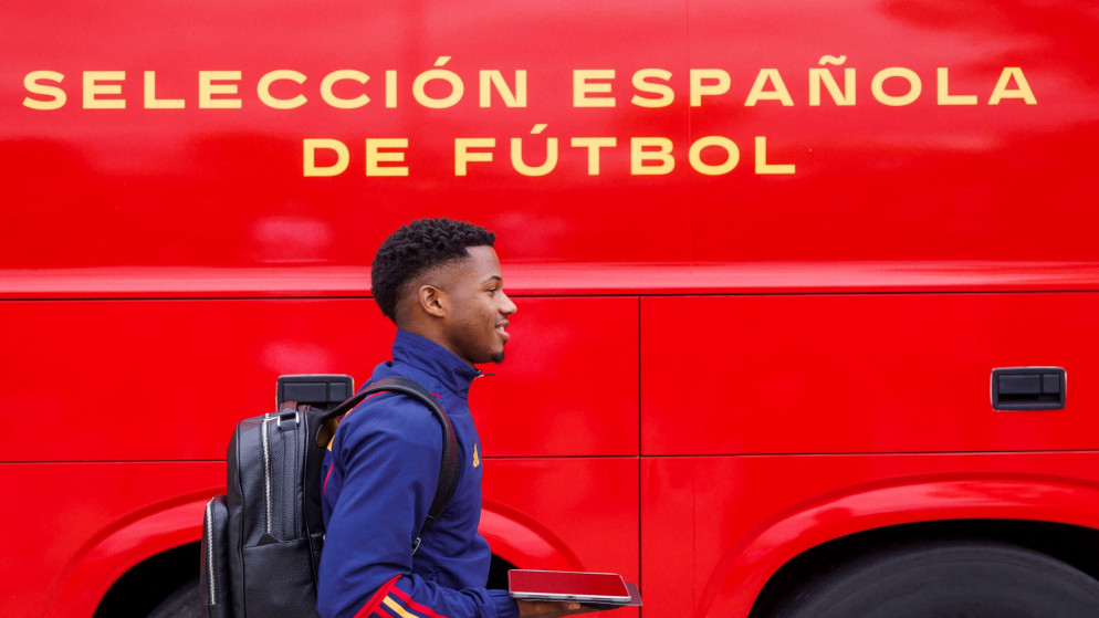 لاعب المنتخب الإسباني أنسو فاتي بجانب حافلة المنتخب. (رويترز)
