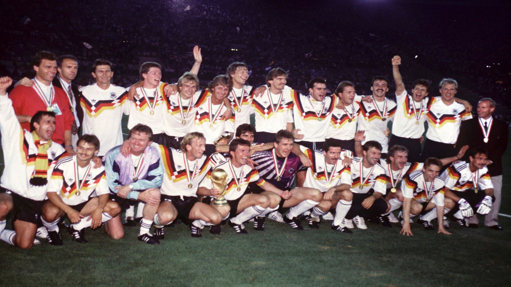 لاعبو المنتخب الألماني لكرة القدم يحتفلون بالفوز بكأس العالم عام 1990. (فيفا)