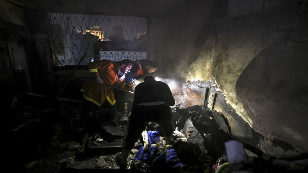 رجال إطفاء فلسطينيون يطفئون ألسنة اللهب في شقة دمرتها النيران في مخيم جباليا للاجئين في شمال قطاع غزة، 17 تشرين الثاني/نوفمبر 2022. (أ ف ب)