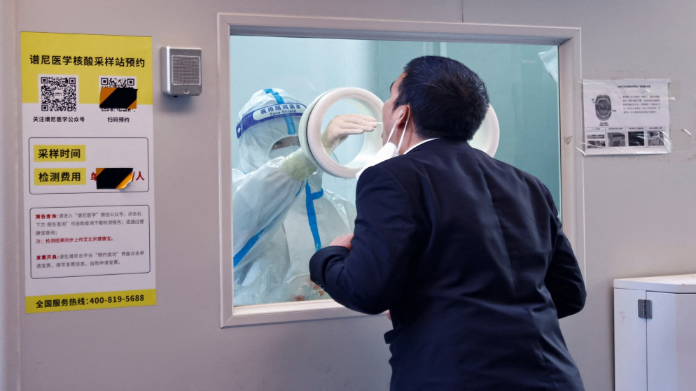 عامل رعاية صحية يجري فحصا للكشف عن فيروس كورونا في بكين، الصين، 5 تشرين الثاني/ نوفمبر 2022. (رويترز)