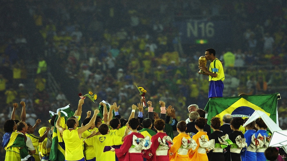قائد النتخب البرازيلي كافو يحمل لقب كأس العالم 2002. (فيفا)