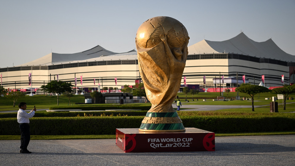 مجسم لكأس العالم أمام ملعب البيت في الخور الذي سيشهد افتتاح مونديال 2022. (أ ف ب)