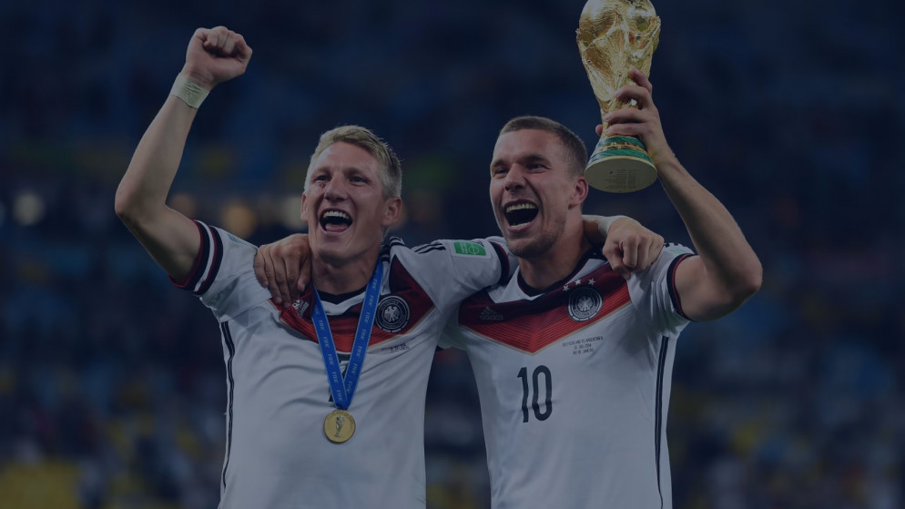 لاعبو ألمانيا يحتفلون بفوزهم بكأس العالم 2014، وباللقب الرابع بعد فوزهم على الأرجنتين. (فيفا)