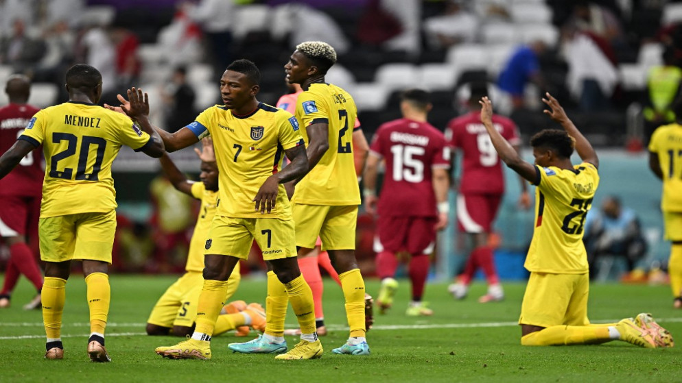 احتفال لاعبي منتخب الأكوادور بعد فوزهم في المباراة الافتتاحية أمام منتخب قطر مستضيف المونديال. 20 تشرين الثاني/نوفمبر 2022. (أ ف ب)