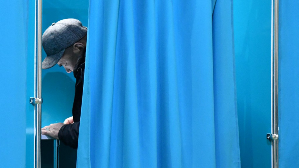 رجل يصوت في مركز اقتراع خلال الانتخابات الرئاسية في كازاخستان في أستانا .20 نوفمبر 2022.(أ ف ب)