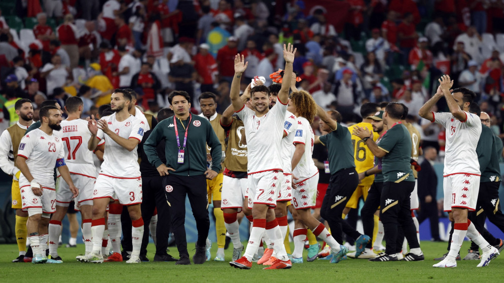 لاعبون في منتخب تونس يحيون الجماهير الحاضرة بعد انتهاء المباراة مع الدنمارك في منافسات المجموعة الرابعة في مونديال قطر، على استاد المدينة التعليمية. (رويترز)