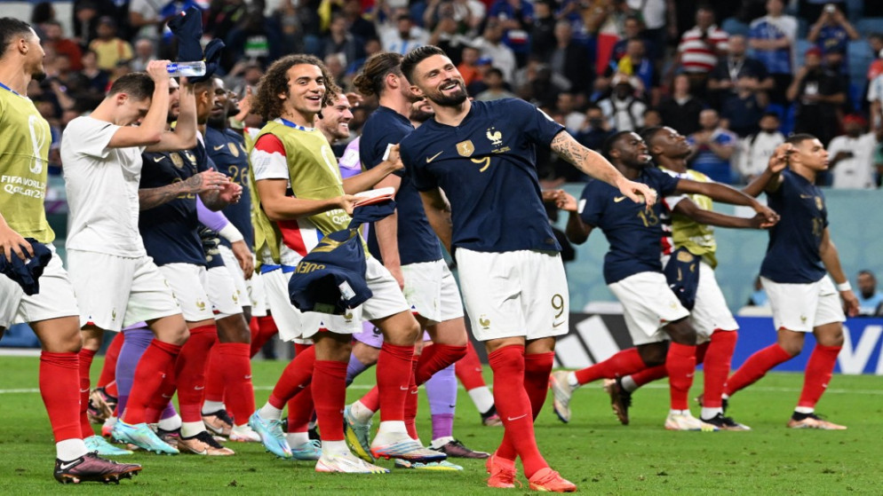 لاعبو منتخب فرنسا يحتفلون فوزهم بمباراة المجموعة الرابعة لكرة القدم ضد أستراليا على ملعب الجنوب في الوكرة جنوب الدوحة، 22 تشرين الثاني/نوفمبر 2022. (أ ف ب)