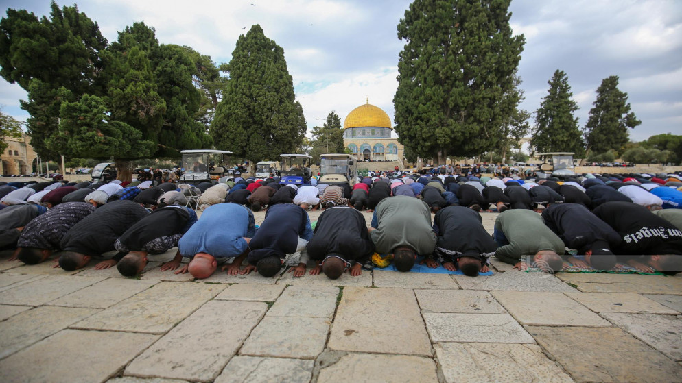 صورة أرشيفية أثناء تأدية الصلاة في باحات المسجد الأقصى المبارك. (وفا)