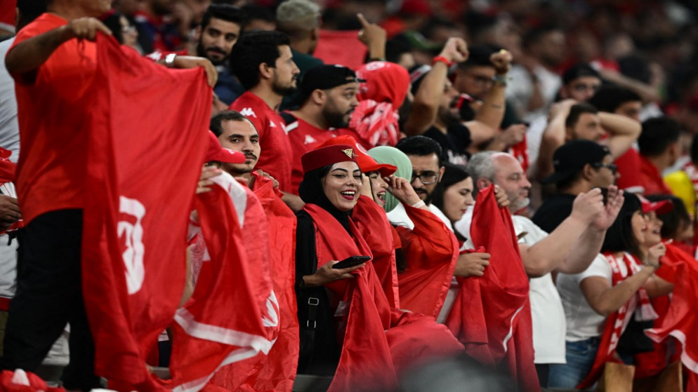 مشجعو تونس يهتفون في ختام مباراة المجموعة الرابعة لكأس العالم لكرة القدم بين تونس وفرنسا في الدوحة. 30/11/2022. (ميغيل مدينا / أ ف ب)