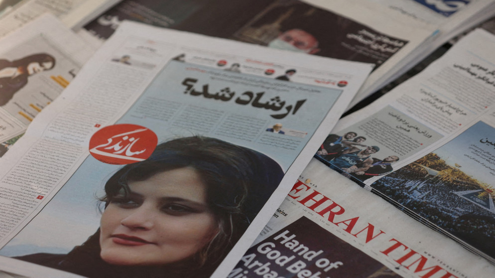 مهسا أميني التي توفيت بعد أن اعتقلتها شرطة الأخلاق الإيرانية، تظهر على غلاف صحيفة في طهران. 18/09/2022. (رويترز)