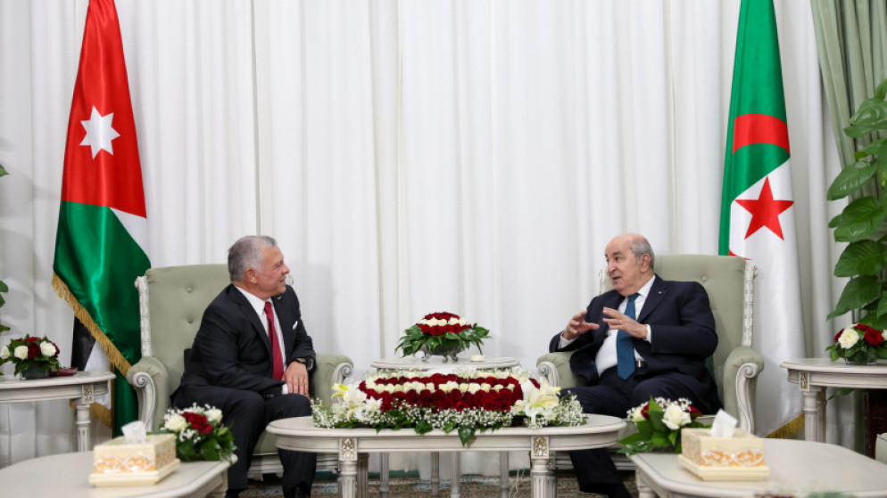 جلالة الملك عبدالله الثاني والرئيس الجزائري عبدالمجيد تبون خلال مباحثات في الجزائر. (الديوان الملكي الهاشمي)
