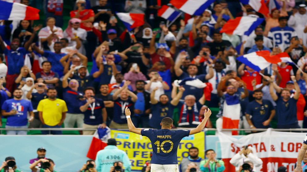 المهاجم الفرنسي كيليان مبابي بعدما أحرز هدفين في المباراة أمام بولندا في دور الستة عشر من كأس العالم لكرة القدم في قطر. (رويترز)
